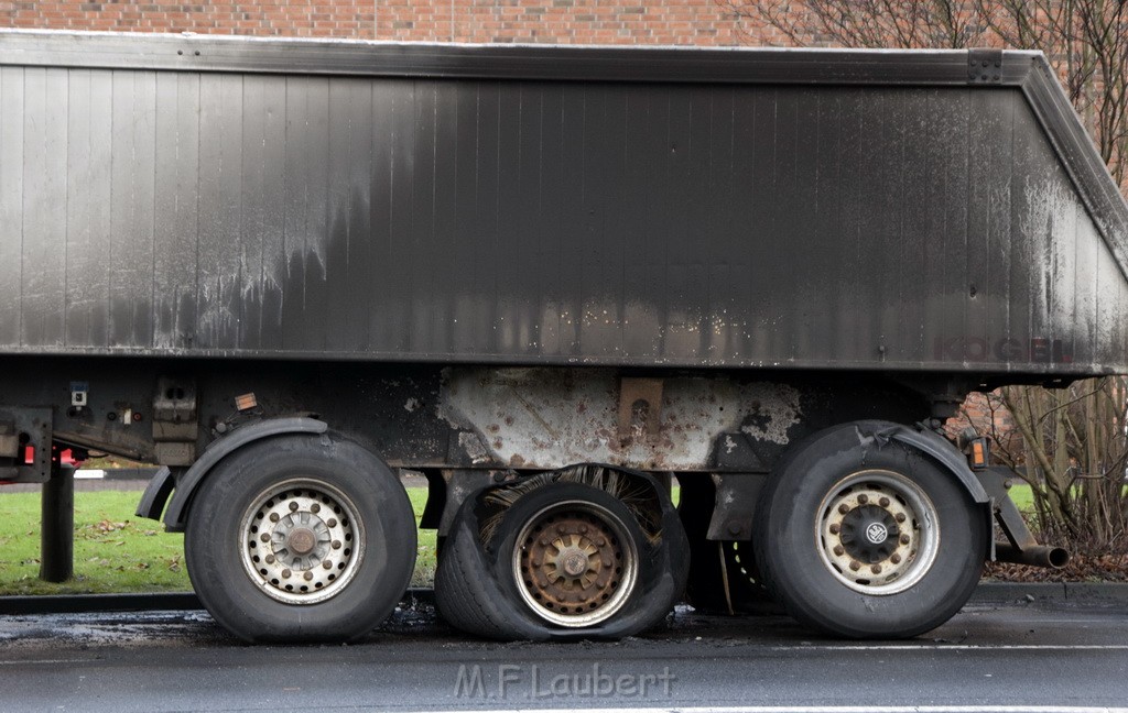 Auto 1 Reifenbrand LKW Koeln Porz Gremberghoven Ratherstr P03.JPG - Miklos Laubert